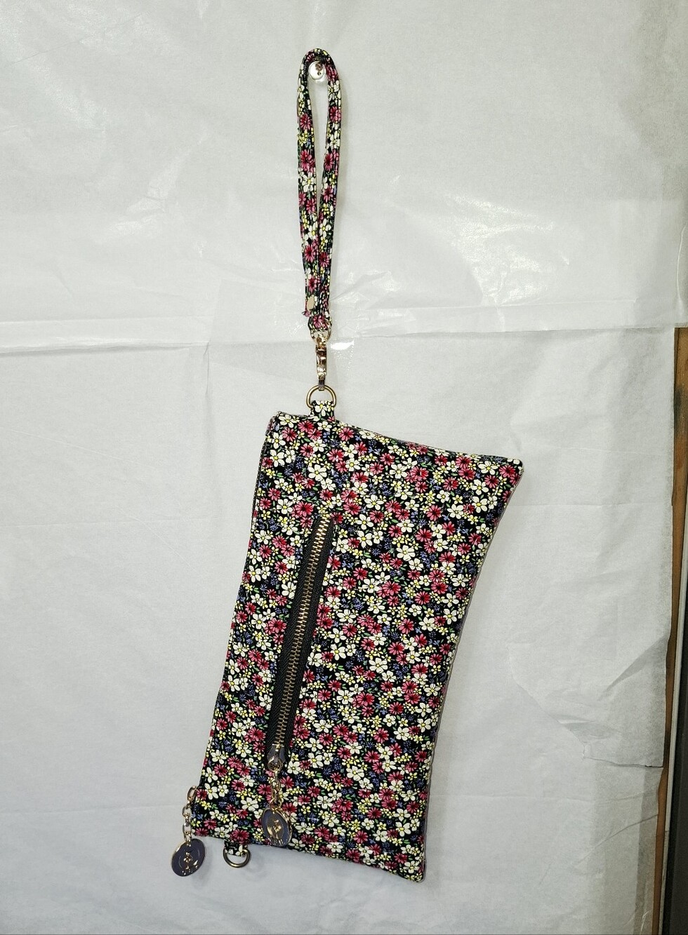 Rare Floral Zip Wristlet Crossbody Bag- NWOT - Picture 7 of 8